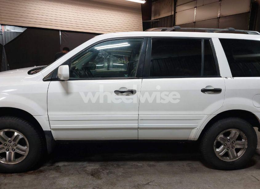 Photo 13 of 2005 Honda Pilot EX-L (VIN 5FNYF18585B057899)