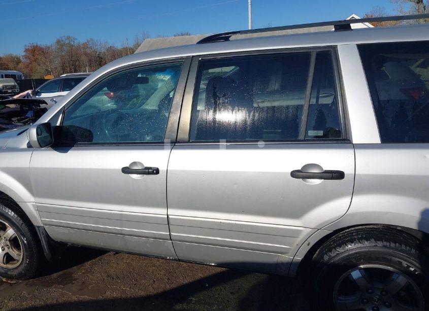 Photo 14 of 2005 Honda Pilot EX-L (VIN 5FNYF18695B009403)