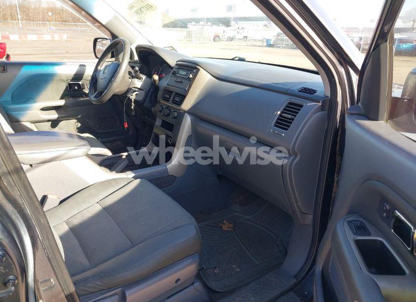 Photo 5 of 2006 Honda Pilot LX (VIN 5FNYF28126B011585)