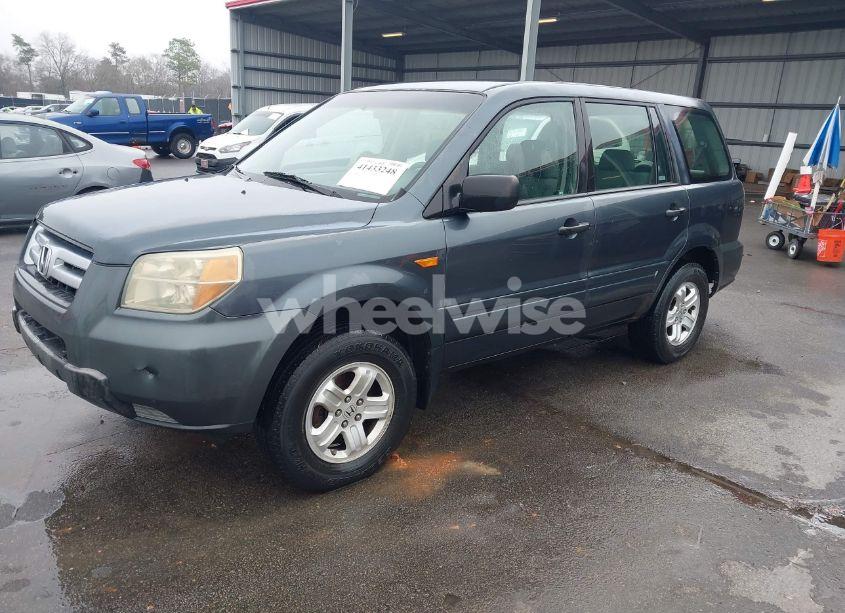 Photo 2 of 2006 Honda Pilot LX (VIN 5FNYF28126B022585)