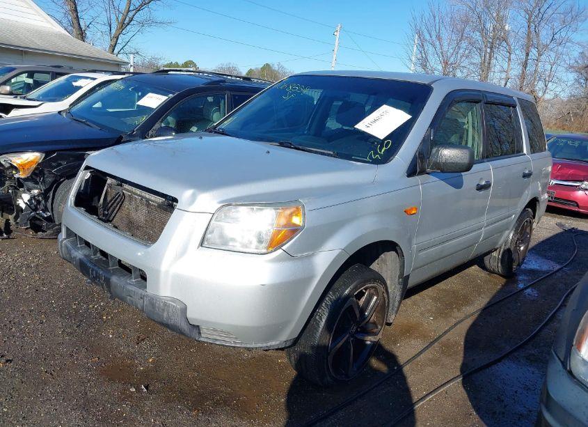Photo 2 of 2007 Honda Pilot LX (VIN 5FNYF281X7B027292)
