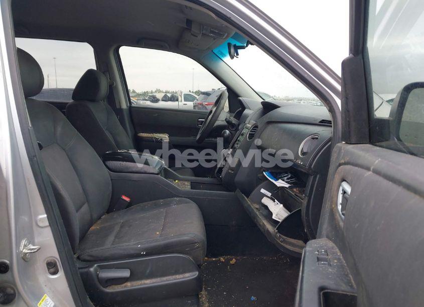 Photo 5 of 2010 Honda Pilot LX (VIN 5FNYF3H20AB012306)