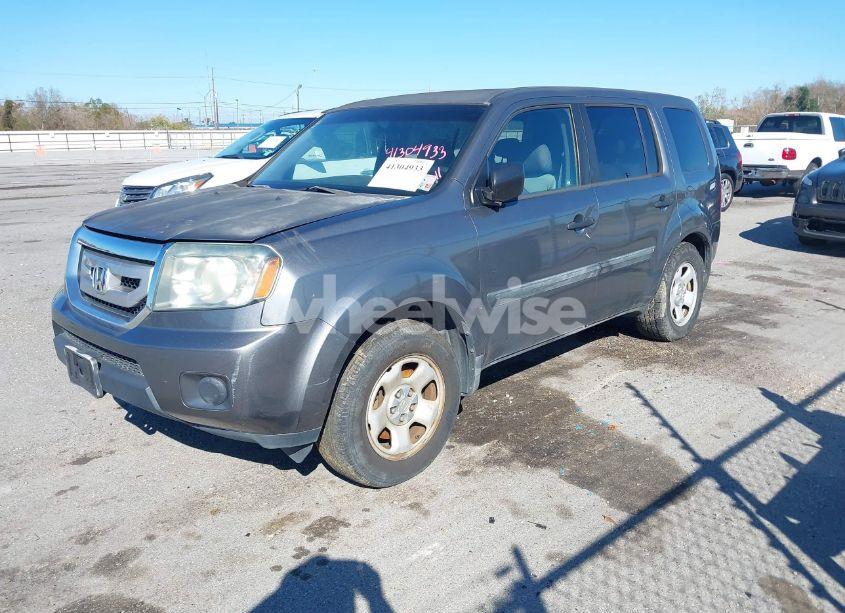Photo 2 of 2011 Honda Pilot LX (VIN 5FNYF3H24BB022435)