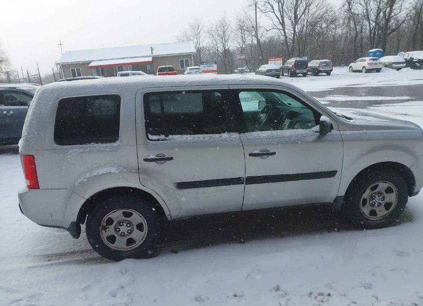 Photo 14 of 2011 Honda Pilot LX (VIN 5FNYF3H27BB015527)