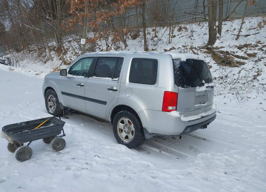 Photo 3 of 2011 Honda Pilot LX (VIN 5FNYF3H27BB015527)