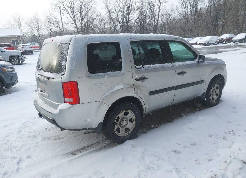 Photo 4 of 2011 Honda Pilot LX (VIN 5FNYF3H27BB015527)