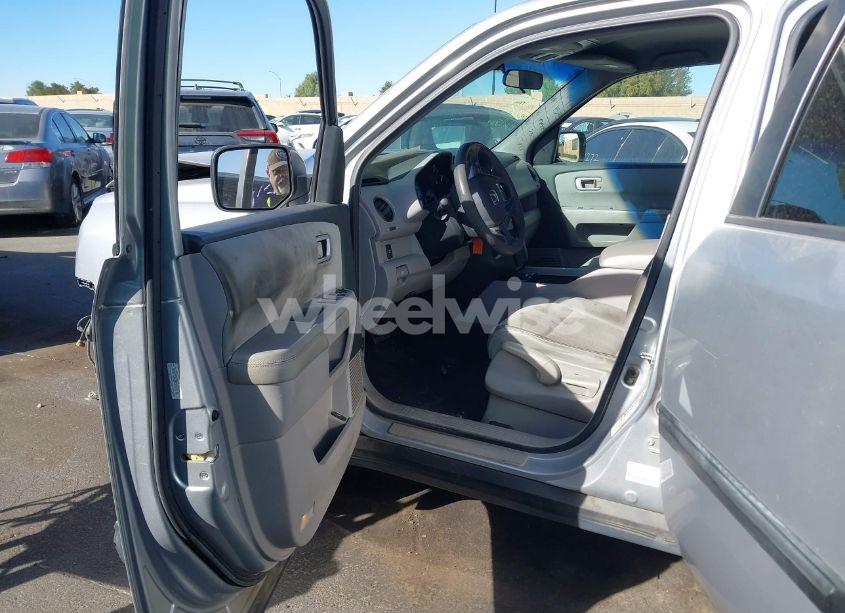 Photo 5 of 2011 Honda Pilot LX (VIN 5FNYF3H28BB025144)