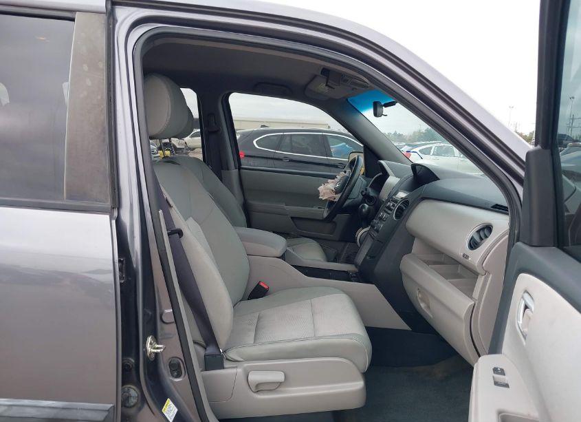 Photo 5 of 2014 Honda Pilot LX (VIN 5FNYF3H28EB005044)