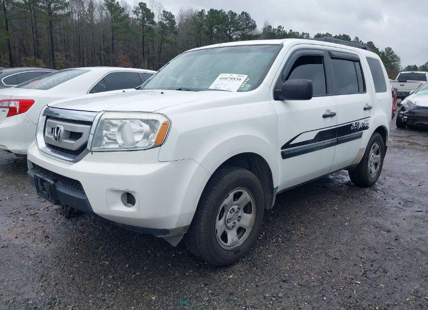 Photo 2 of 2011 Honda Pilot LX (VIN 5FNYF3H2XBB038123)