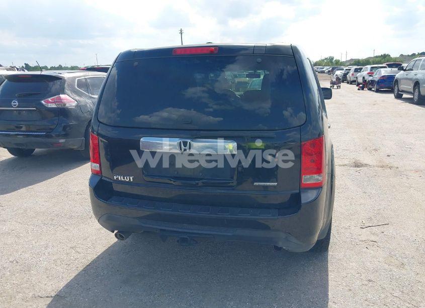 Photo 16 of 2015 Honda Pilot SE (VIN 5FNYF3H31FB032757)