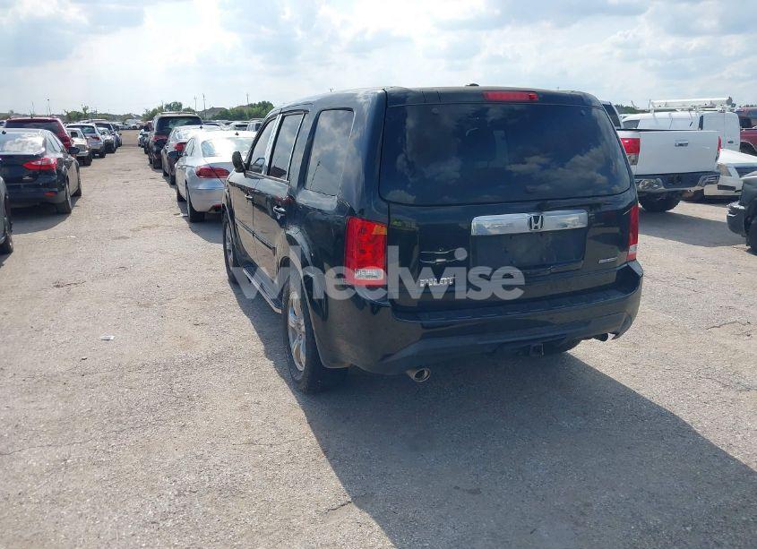 Photo 3 of 2015 Honda Pilot SE (VIN 5FNYF3H31FB032757)
