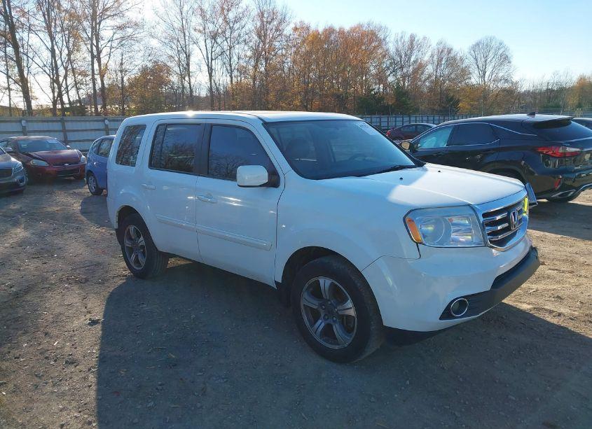 2015 Honda Pilot SE (VIN 5FNYF3H34FB009375) main photo