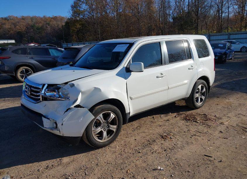 Photo 2 of 2015 Honda Pilot SE (VIN 5FNYF3H34FB009375)