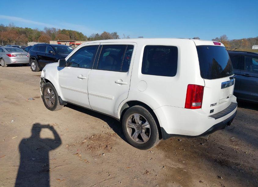 Photo 3 of 2015 Honda Pilot SE (VIN 5FNYF3H34FB009375)