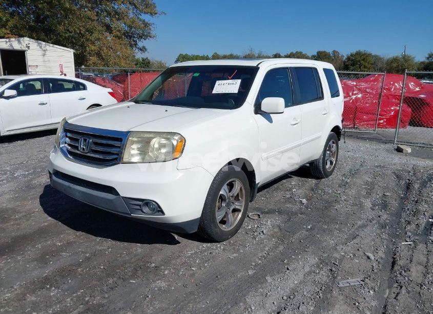 Photo 2 of 2015 Honda Pilot SE (VIN 5FNYF3H37FB005241)