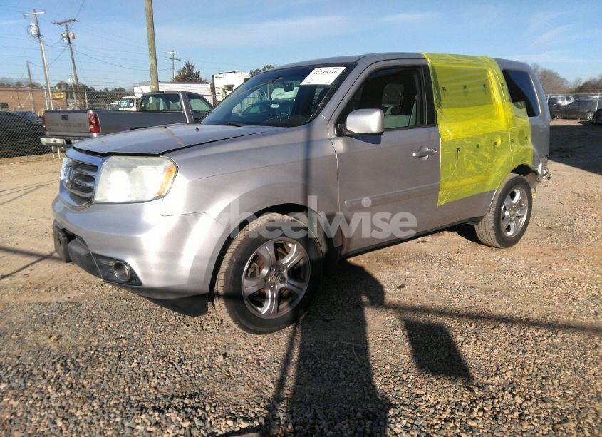 Photo 2 of 2014 Honda Pilot EX (VIN 5FNYF3H46EB020787)