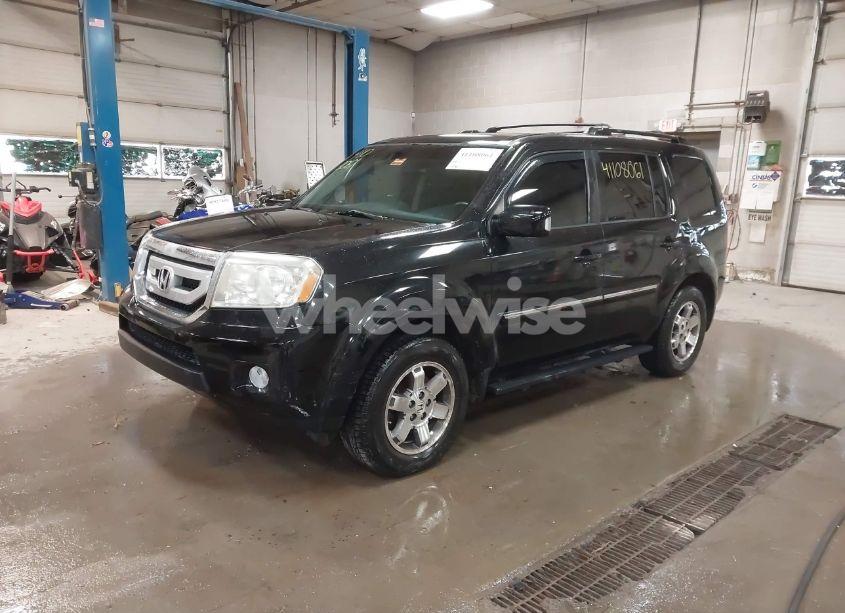 Photo 2 of 2011 Honda Pilot TOURING (VIN 5FNYF3H92BB041627)