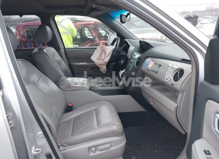 Photo 5 of 2009 Honda Pilot TOURING (VIN 5FNYF488X9B024579)