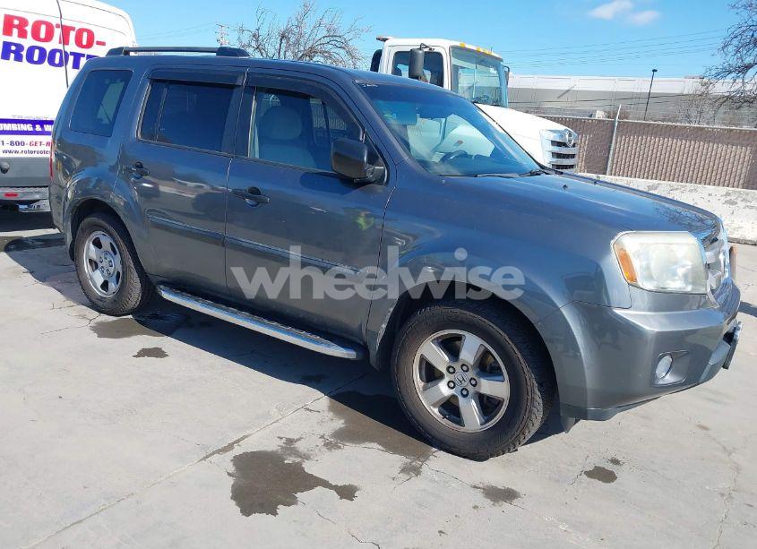 2011 Honda Pilot LX (VIN 5FNYF4H20BB028738) main photo