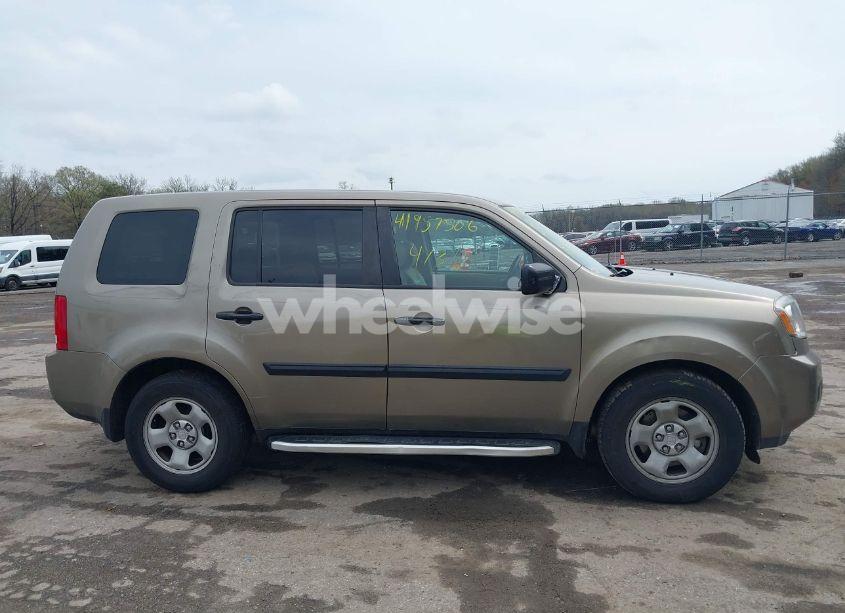 Photo 13 of 2011 Honda Pilot LX (VIN 5FNYF4H21BB103169)