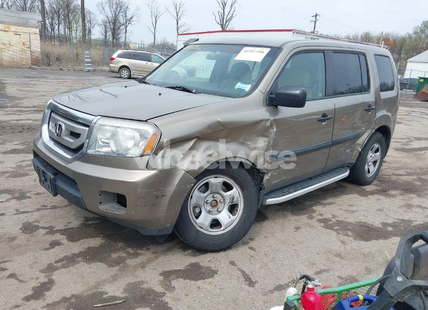 Photo 2 of 2011 Honda Pilot LX (VIN 5FNYF4H21BB103169)