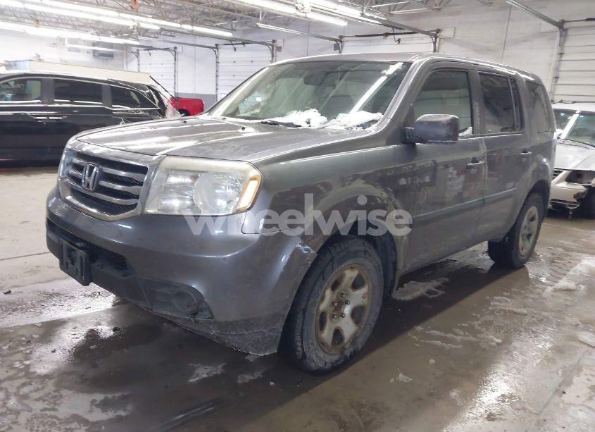 Photo 2 of 2014 Honda Pilot LX (VIN 5FNYF4H21EB009605)
