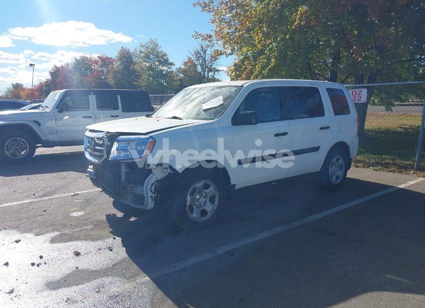 Photo 2 of 2015 Honda Pilot LX (VIN 5FNYF4H22FB062198)
