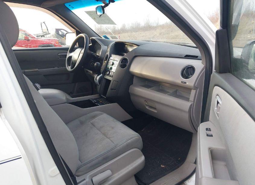 Photo 5 of 2010 Honda Pilot LX (VIN 5FNYF4H23AB006330)