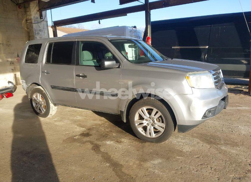 2015 Honda Pilot LX (VIN 5FNYF4H2XFB013573) main photo