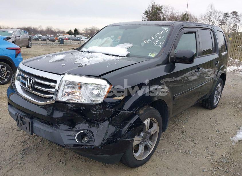 Photo 2 of 2015 Honda Pilot SE (VIN 5FNYF4H32FB046432)