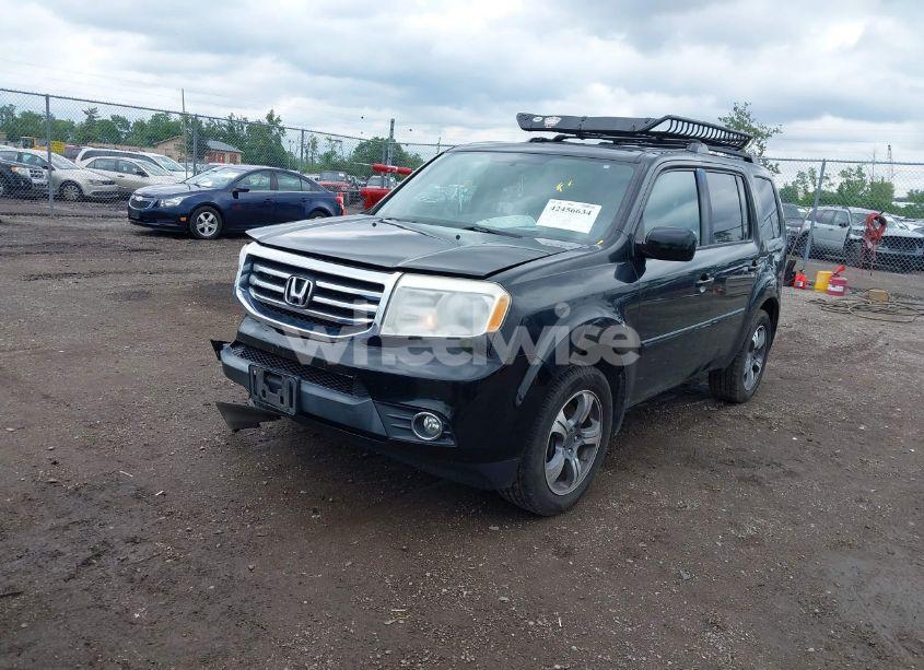 Photo 2 of 2015 Honda Pilot SE (VIN 5FNYF4H34FB076354)