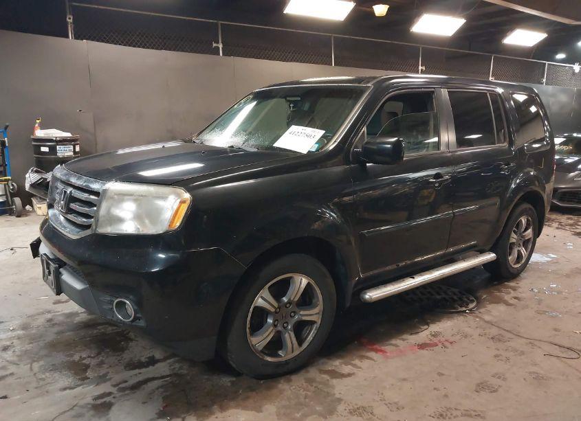 Photo 2 of 2015 Honda Pilot SE (VIN 5FNYF4H35FB046408)