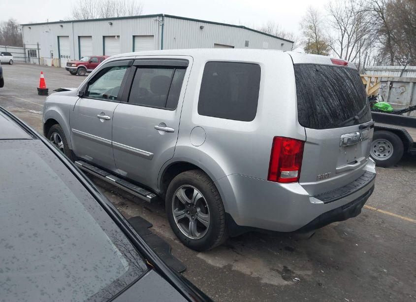 Photo 3 of 2015 Honda Pilot SE (VIN 5FNYF4H35FB074936)