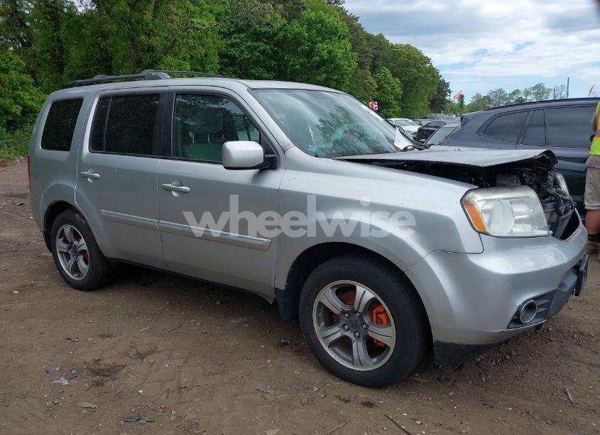 2015 Honda Pilot SE (VIN 5FNYF4H38FB053093) main photo