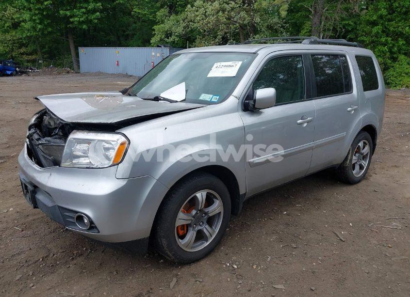 Photo 2 of 2015 Honda Pilot SE (VIN 5FNYF4H38FB053093)