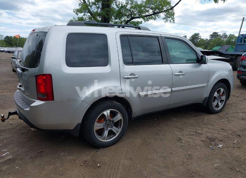 Photo 4 of 2015 Honda Pilot SE (VIN 5FNYF4H38FB053093)