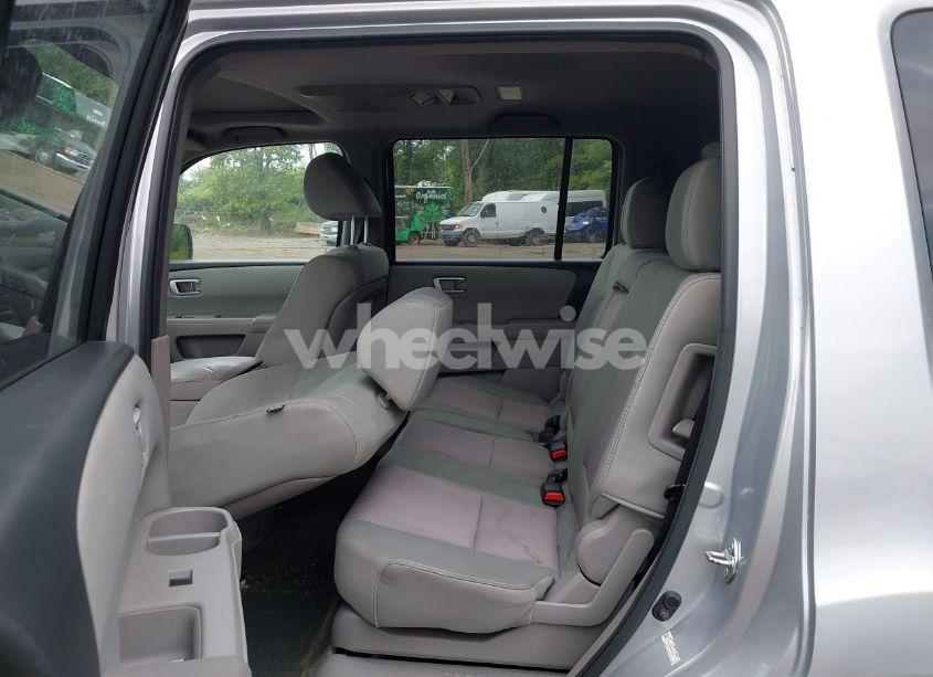 Photo 8 of 2015 Honda Pilot SE (VIN 5FNYF4H38FB053093)