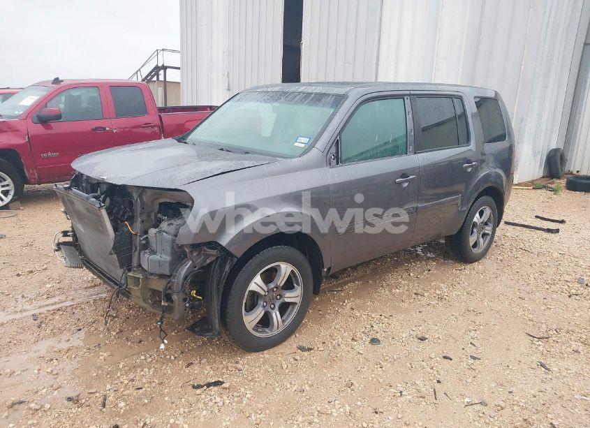 Photo 2 of 2015 Honda Pilot SE (VIN 5FNYF4H39FB055130)