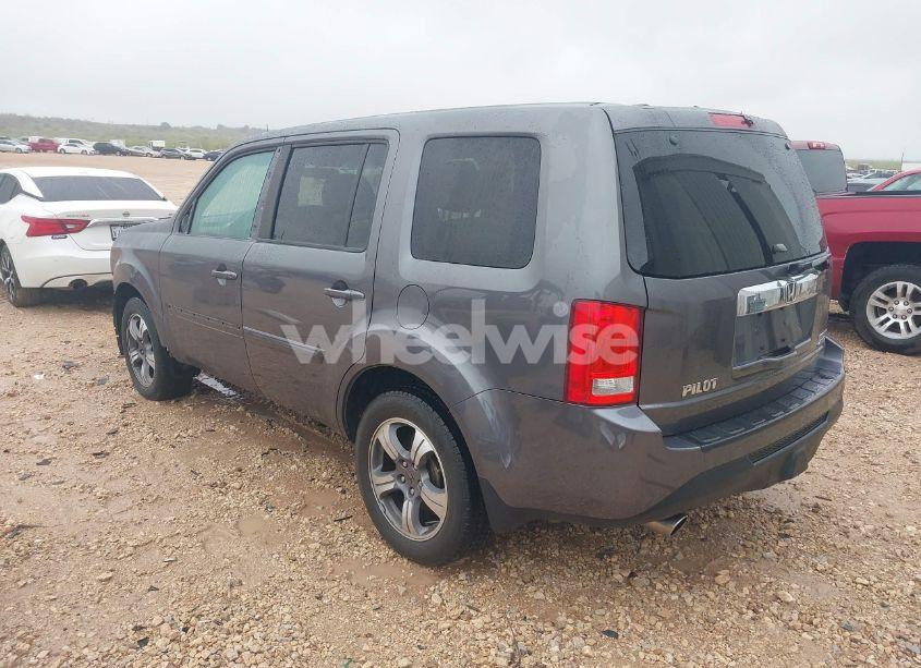 Photo 3 of 2015 Honda Pilot SE (VIN 5FNYF4H39FB055130)