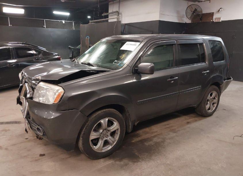 Photo 2 of 2014 Honda Pilot EX (VIN 5FNYF4H43EB053686)