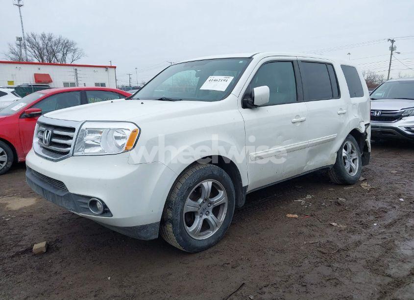 Photo 2 of 2015 Honda Pilot EX (VIN 5FNYF4H44FB064732)