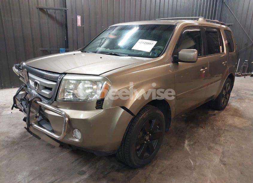 Photo 2 of 2011 Honda Pilot EX (VIN 5FNYF4H46BB105596)