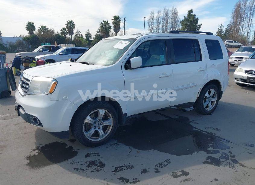 Photo 2 of 2015 Honda Pilot EX (VIN 5FNYF4H47FB025097)