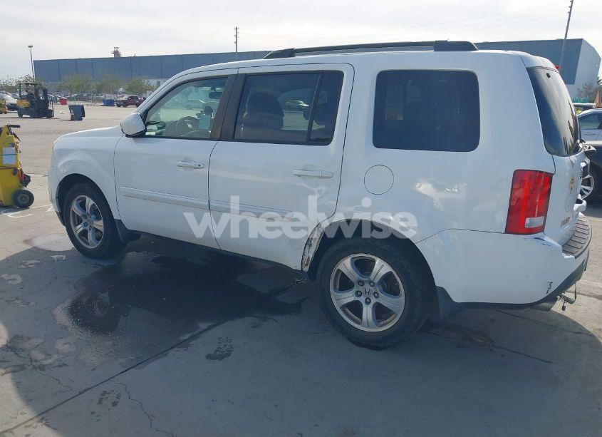 Photo 3 of 2015 Honda Pilot EX (VIN 5FNYF4H47FB025097)