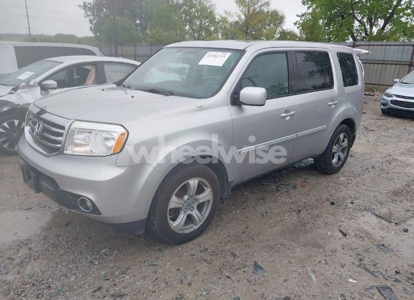 Photo 2 of 2015 Honda Pilot EX-L (VIN 5FNYF4H52FB019457)