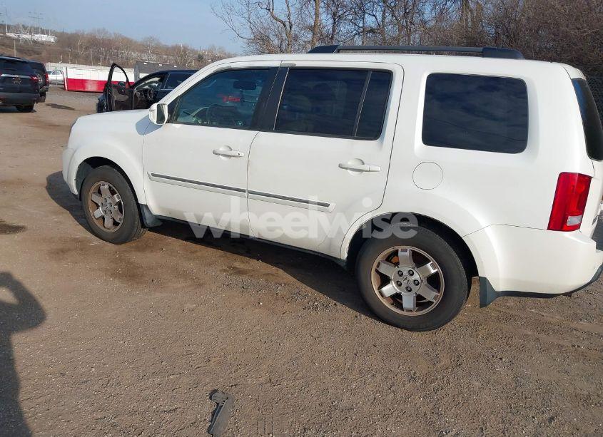 Photo 3 of 2011 Honda Pilot TOURING (VIN 5FNYF4H91BB106537)