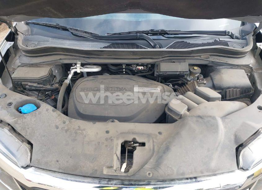 Photo 10 of 2018 Honda Pilot LX (VIN 5FNYF5H18JB016185)