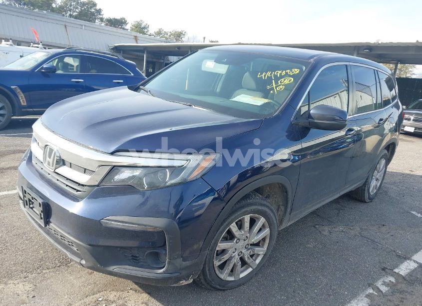 Photo 2 of 2019 Honda Pilot LX (VIN 5FNYF5H1XKB026833)