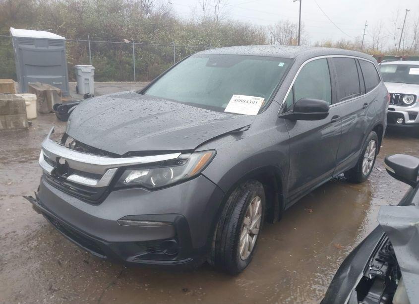 Photo 2 of 2019 Honda Pilot LX (VIN 5FNYF5H1XKB031739)