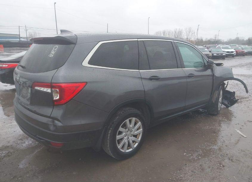 Photo 4 of 2019 Honda Pilot LX (VIN 5FNYF5H1XKB031739)